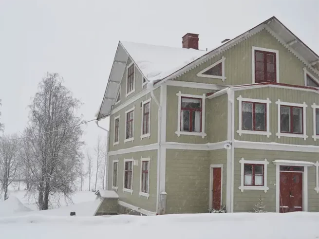 Strandgården Hoverberg - Huset i snö